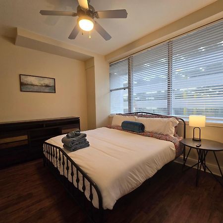 ניו אורלינס Amazing Condos Beautiful View 2 Blocks To French Quarter, Small Rooftop Pool, Gym, Seanger Theater, Super Dome, And Bourbon St חדר תמונה