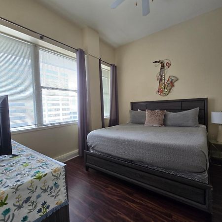 ניו אורלינס Amazing Condos Beautiful View 2 Blocks To French Quarter, Small Rooftop Pool, Gym, Seanger Theater, Super Dome, And Bourbon St חדר תמונה