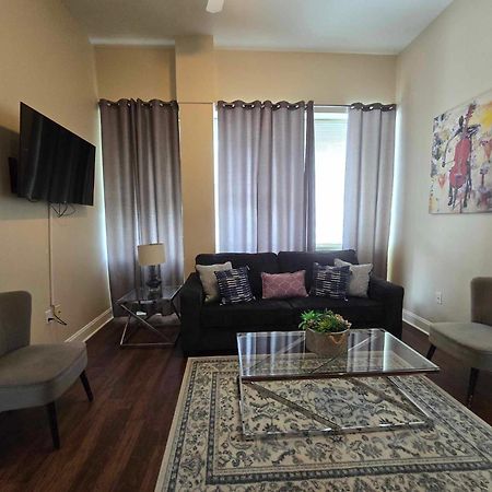 ניו אורלינס Amazing Condos Beautiful View 2 Blocks To French Quarter, Small Rooftop Pool, Gym, Seanger Theater, Super Dome, And Bourbon St חדר תמונה