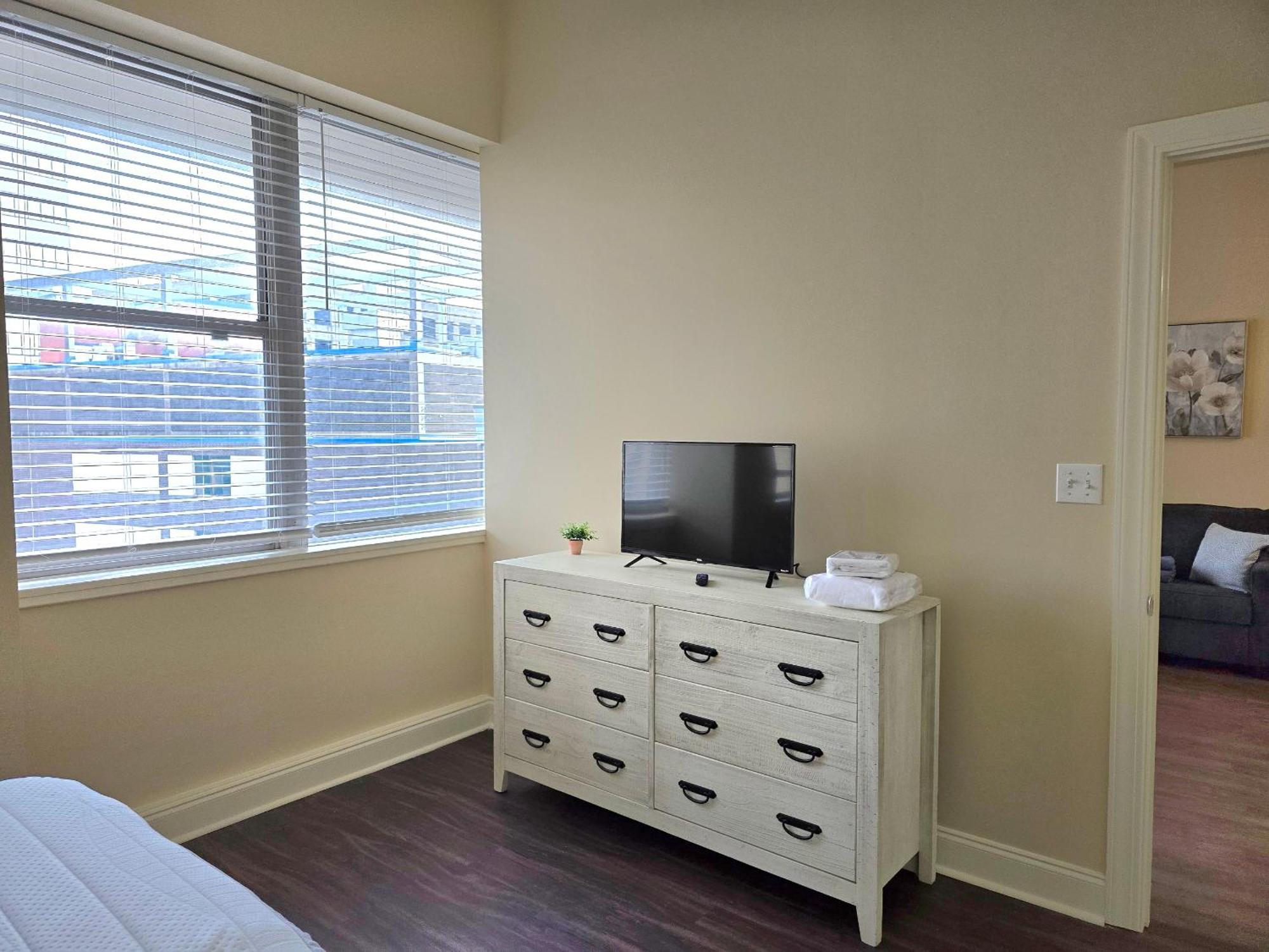 ניו אורלינס Amazing Condos Beautiful View 2 Blocks To French Quarter, Small Rooftop Pool, Gym, Seanger Theater, Super Dome, And Bourbon St חדר תמונה