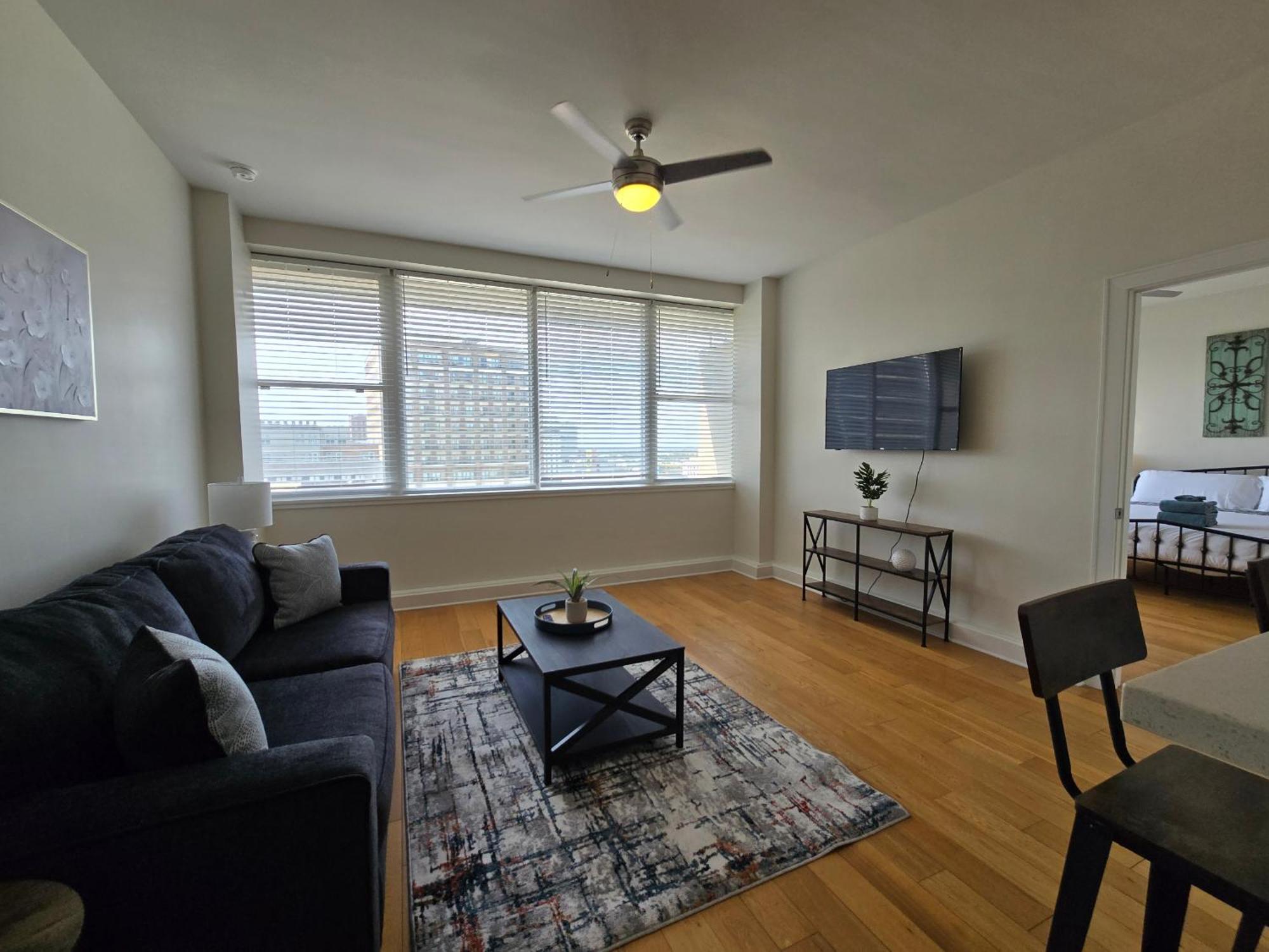 ניו אורלינס Amazing Condos Beautiful View 2 Blocks To French Quarter, Small Rooftop Pool, Gym, Seanger Theater, Super Dome, And Bourbon St חדר תמונה