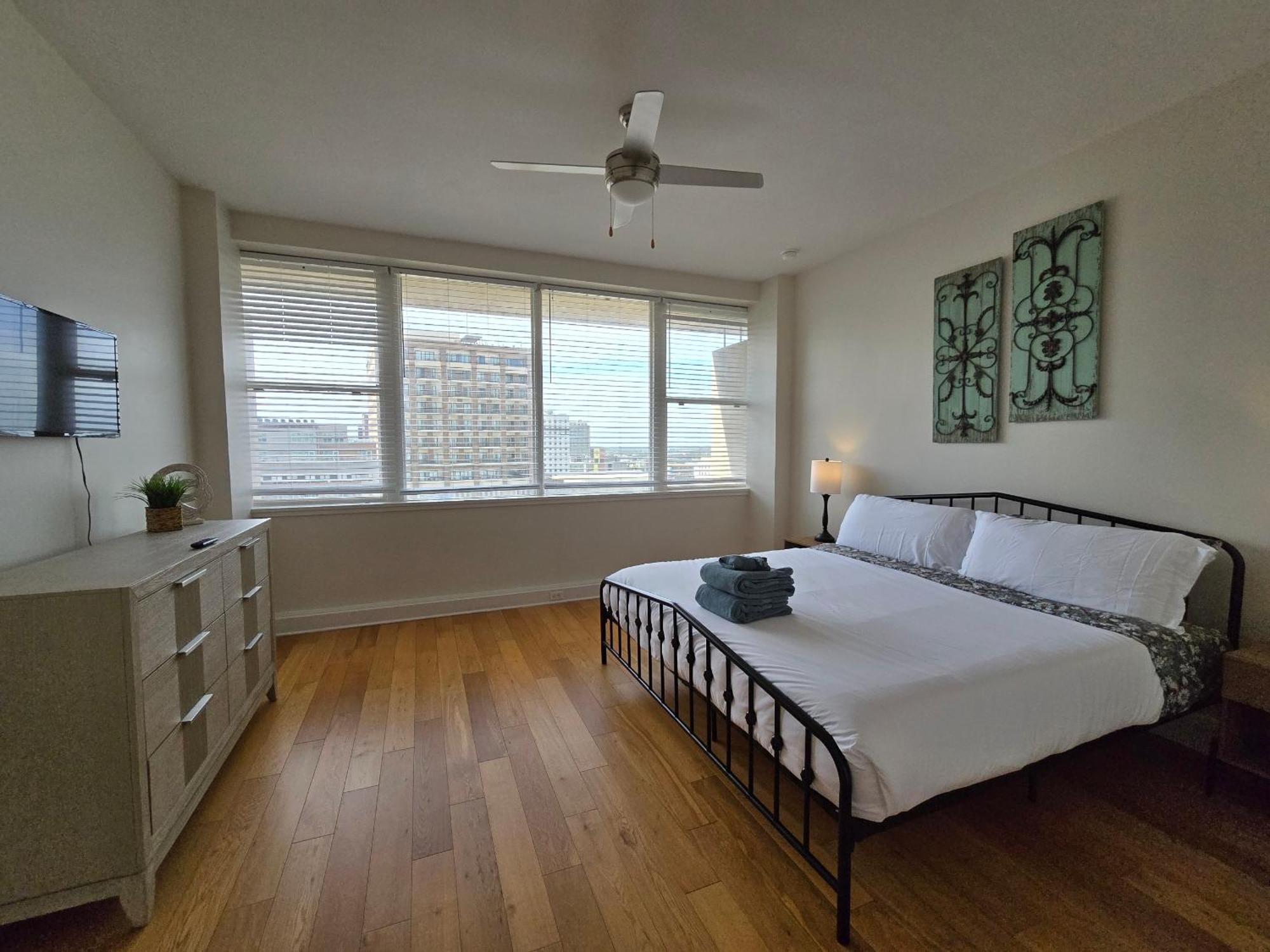 ניו אורלינס Amazing Condos Beautiful View 2 Blocks To French Quarter, Small Rooftop Pool, Gym, Seanger Theater, Super Dome, And Bourbon St חדר תמונה