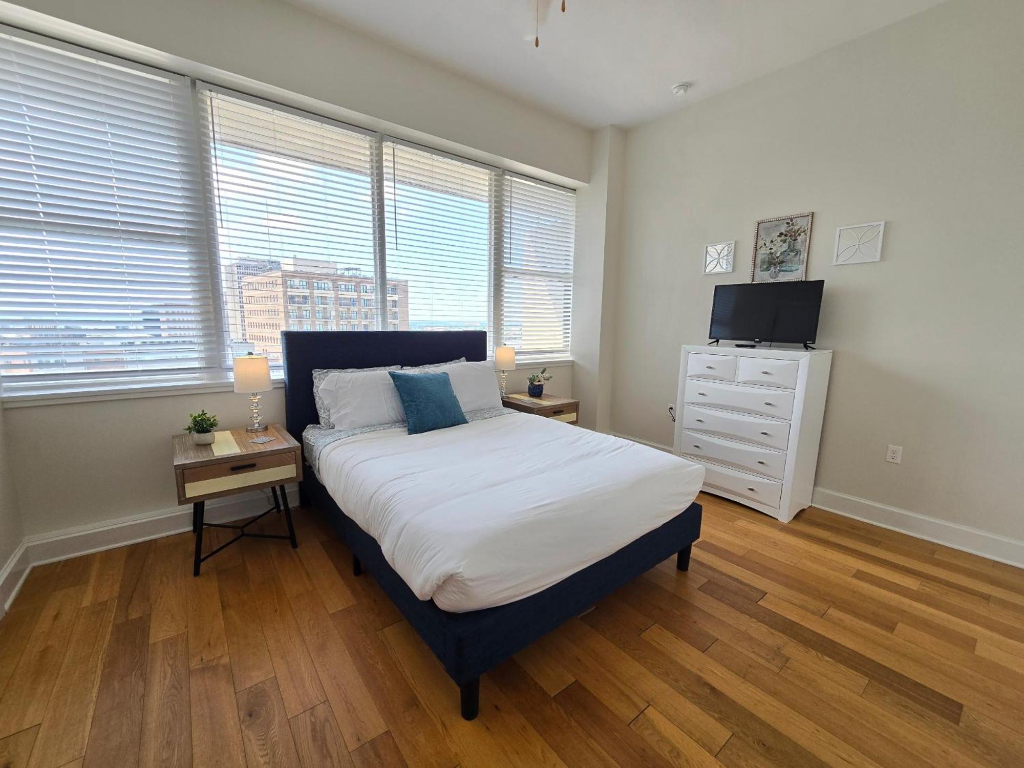 ניו אורלינס Amazing Condos Beautiful View 2 Blocks To French Quarter, Small Rooftop Pool, Gym, Seanger Theater, Super Dome, And Bourbon St חדר תמונה