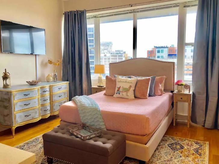 ניו אורלינס Amazing Condos Beautiful View 2 Blocks To French Quarter, Small Rooftop Pool, Gym, Seanger Theater, Super Dome, And Bourbon St חדר תמונה