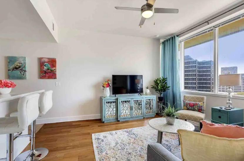 ניו אורלינס Amazing Condos Beautiful View 2 Blocks To French Quarter, Small Rooftop Pool, Gym, Seanger Theater, Super Dome, And Bourbon St חדר תמונה