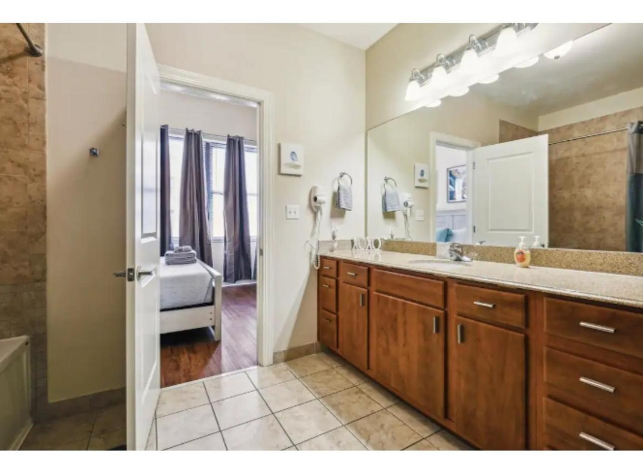 ניו אורלינס Amazing Condos Beautiful View 2 Blocks To French Quarter, Small Rooftop Pool, Gym, Seanger Theater, Super Dome, And Bourbon St חדר תמונה