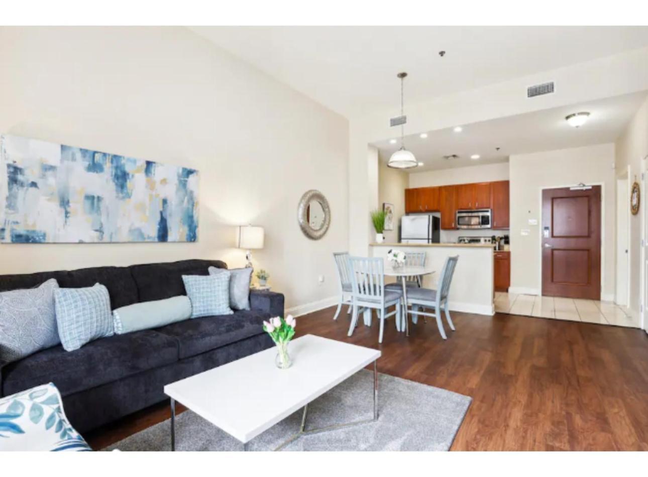 ניו אורלינס Amazing Condos Beautiful View 2 Blocks To French Quarter, Small Rooftop Pool, Gym, Seanger Theater, Super Dome, And Bourbon St חדר תמונה
