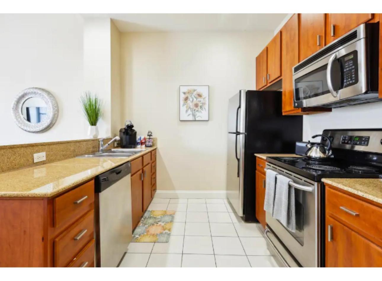 ניו אורלינס Amazing Condos Beautiful View 2 Blocks To French Quarter, Small Rooftop Pool, Gym, Seanger Theater, Super Dome, And Bourbon St חדר תמונה
