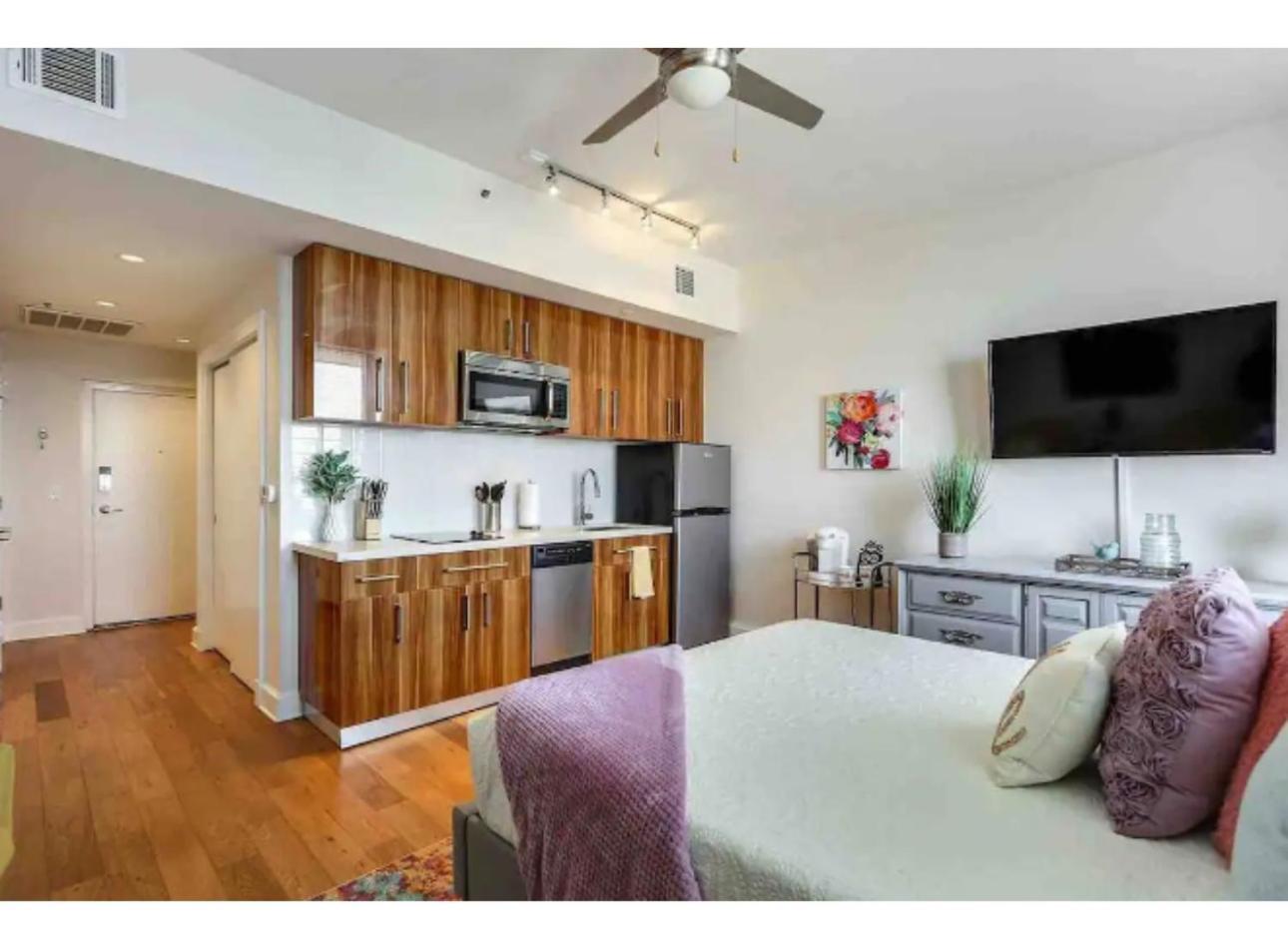 ניו אורלינס Amazing Condos Beautiful View 2 Blocks To French Quarter, Small Rooftop Pool, Gym, Seanger Theater, Super Dome, And Bourbon St חדר תמונה