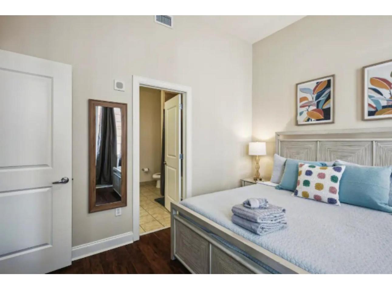 ניו אורלינס Amazing Condos Beautiful View 2 Blocks To French Quarter, Small Rooftop Pool, Gym, Seanger Theater, Super Dome, And Bourbon St חדר תמונה