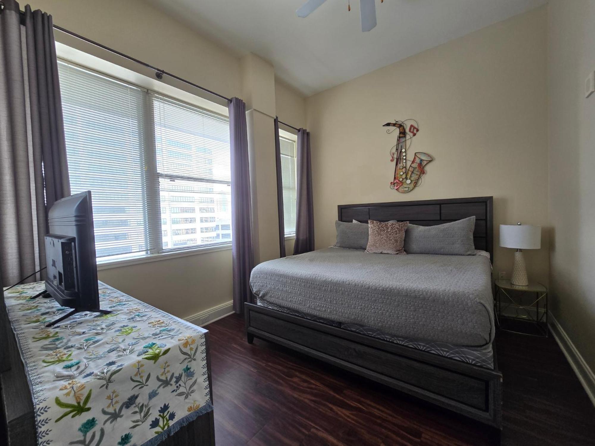 ניו אורלינס Amazing Condos Beautiful View 2 Blocks To French Quarter, Small Rooftop Pool, Gym, Seanger Theater, Super Dome, And Bourbon St חדר תמונה