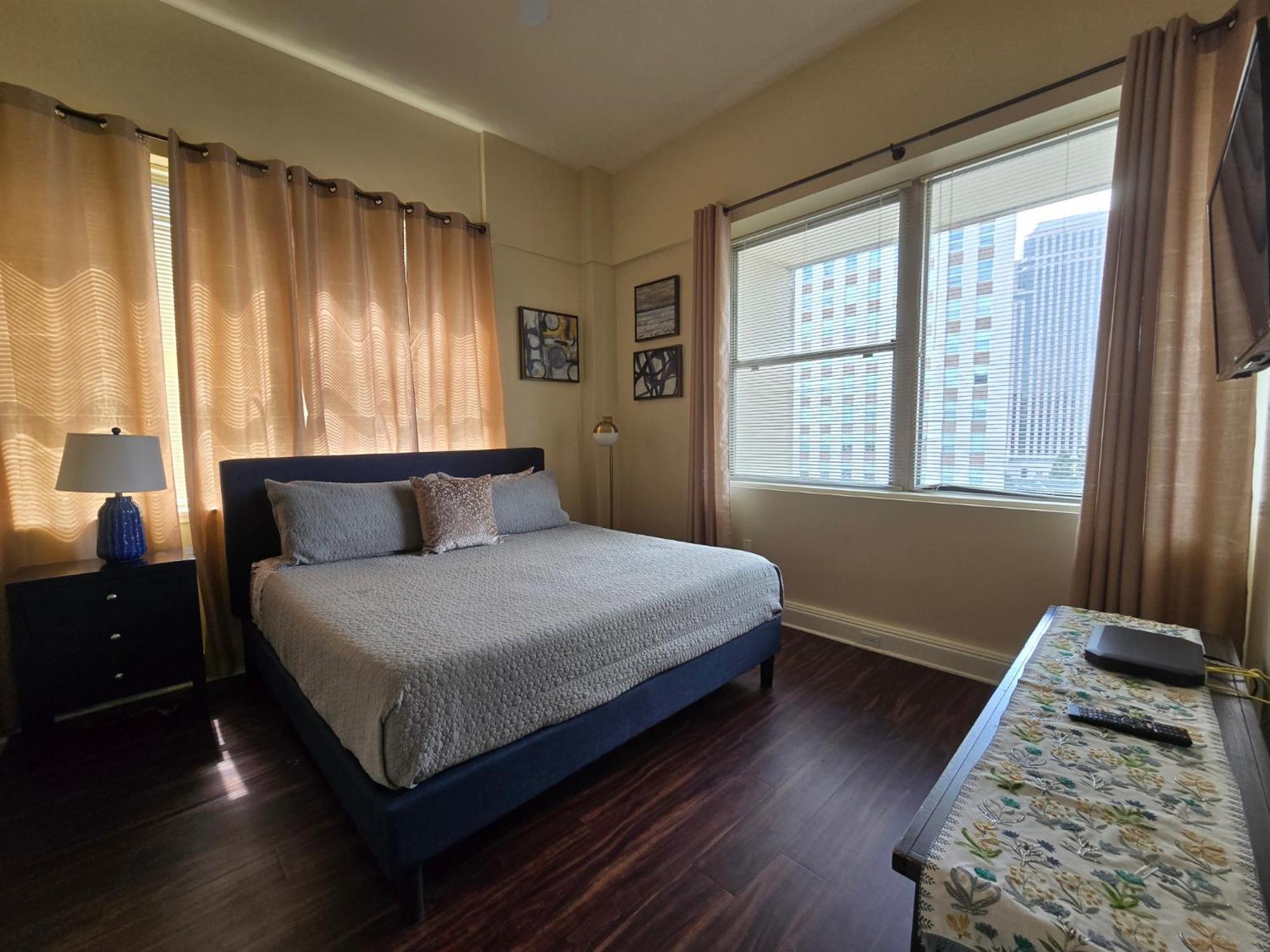 ניו אורלינס Amazing Condos Beautiful View 2 Blocks To French Quarter, Small Rooftop Pool, Gym, Seanger Theater, Super Dome, And Bourbon St חדר תמונה